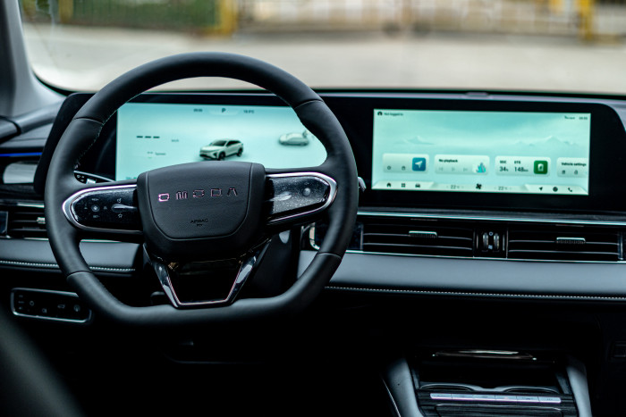 Wenig Neues: Die Belegung des Lenkrads sowie der beiden Bildschirme offenbart nur gewohnten Standard. (Bild: Chery)